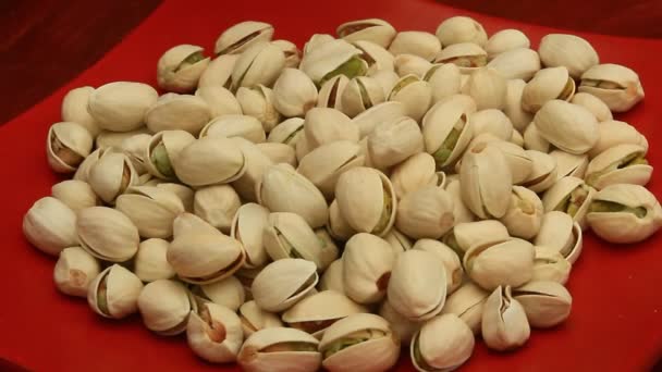 Hand and pistachios — Stock video