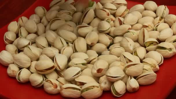 Hand and pistachios — Stock video