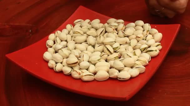 Hand and pistachios — Stock video