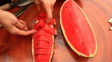 karpuz parçalar halinde kesilmiş
