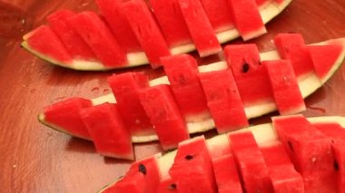 karpuz parçalar halinde kesilmiş