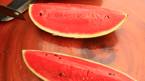 Cortar melancia em pedaços — Vídeo de Stock