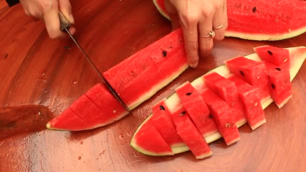 Cortar la sandía en trozos — Vídeos de Stock