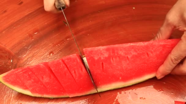 Wassermelone in Stücke schneiden — Stockvideo