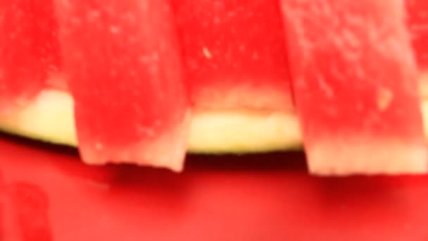 Cut watermelon into pieces — Stock video