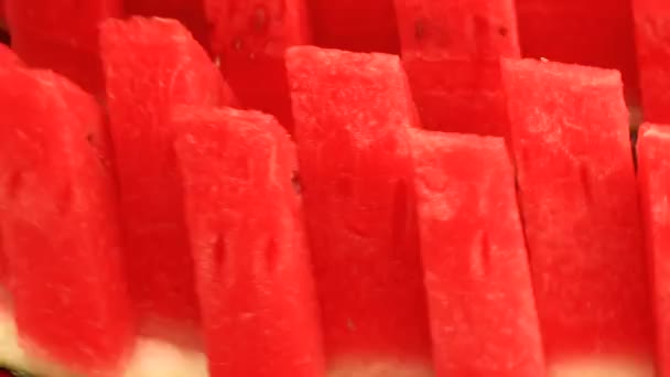 Cut watermelon into pieces — Stock Video