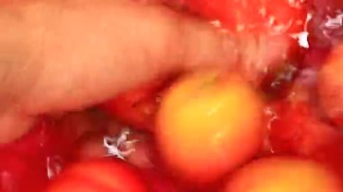 Şeftali suda yıkayın