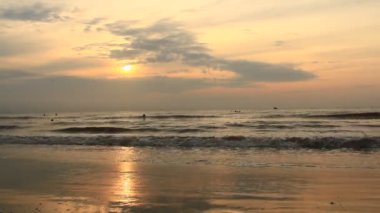 Sahilde gün doğumu