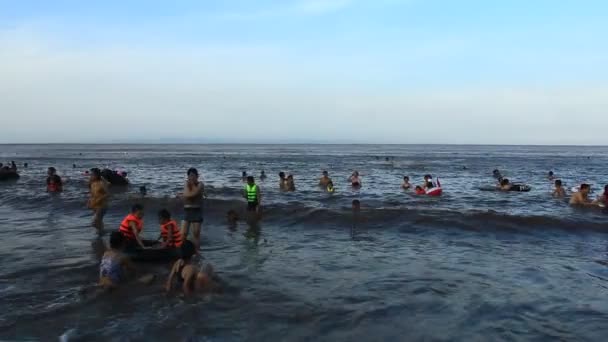Gente bañándose en la playa — Vídeos de Stock
