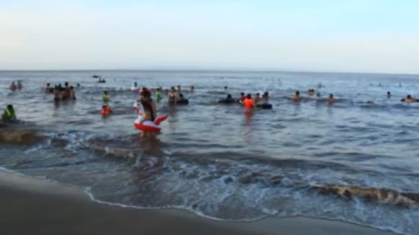 Menschen, die am Strand baden — Stockvideo