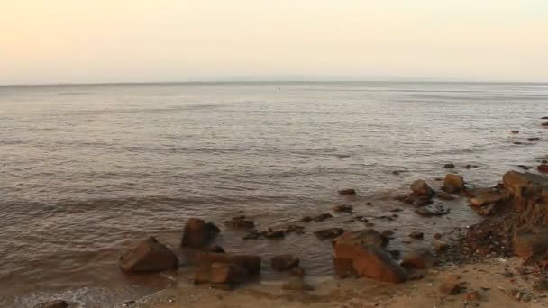 해 가 지는 해변 — 비디오