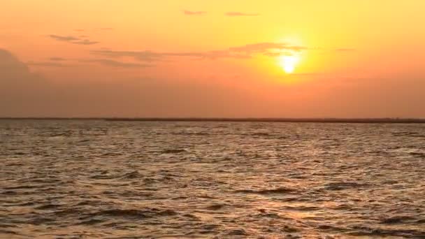 Puesta de sol en la playa — Vídeo de stock