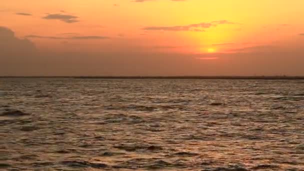 Solnedgång på stranden — Stockvideo