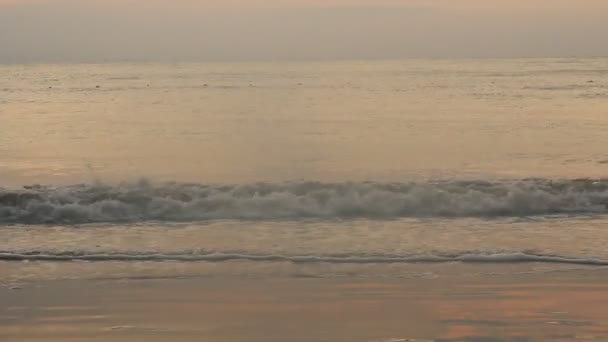 Salida del sol en la playa — Vídeo de stock