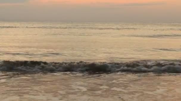 Salida del sol en la playa — Vídeo de stock