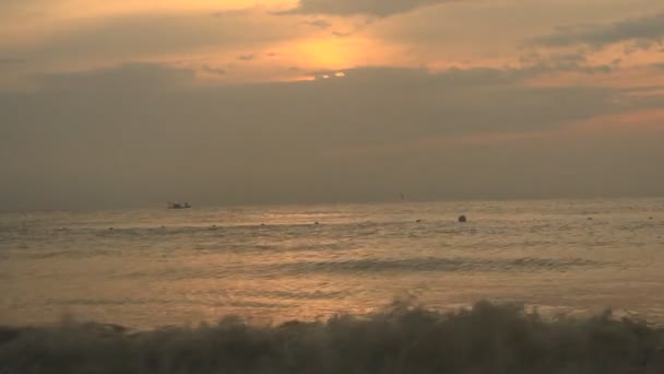 Soluppgång på stranden — Stockvideo