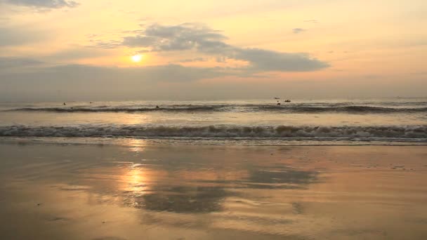 Salida del sol en la playa — Vídeos de Stock