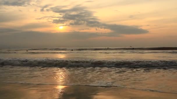 Salida del sol en la playa — Vídeos de Stock