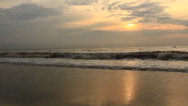 Salida del sol en la playa — Vídeos de Stock