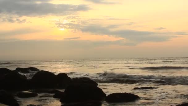 Salida del sol en la playa — Vídeos de Stock