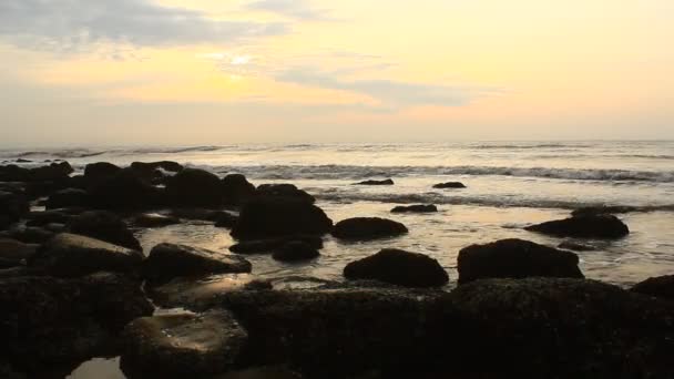 Lever de soleil sur la plage — Video