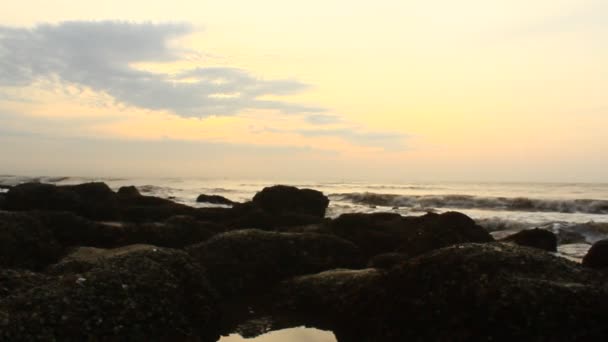 Soluppgång på stranden — Stockvideo