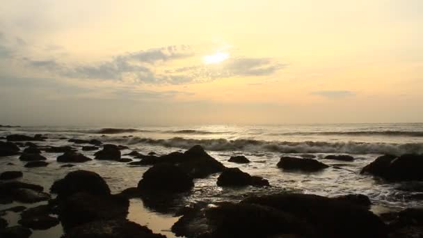 Salida del sol en la playa — Vídeos de Stock