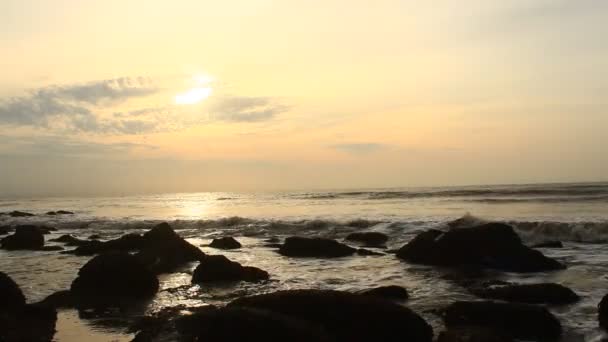 Salida del sol en la playa — Vídeo de stock