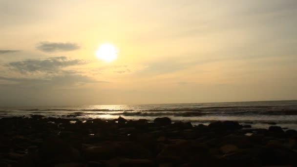 Salida del sol en la playa — Vídeos de Stock