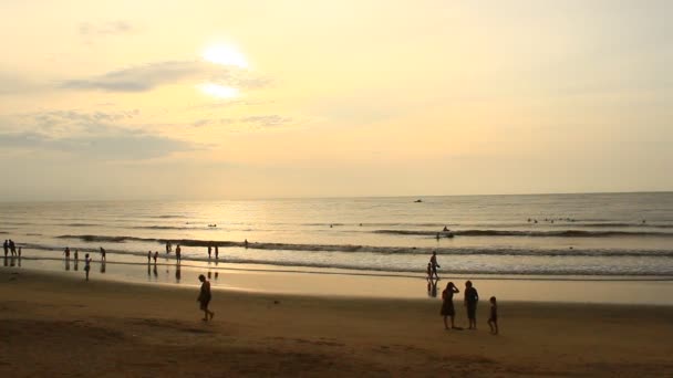 Salida del sol en la playa — Vídeo de stock