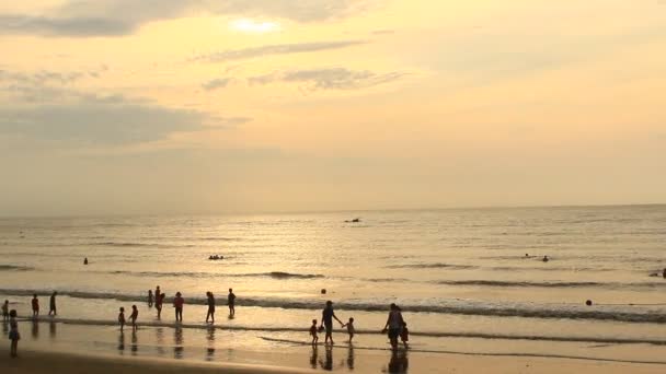 Salida del sol en la playa — Vídeo de stock