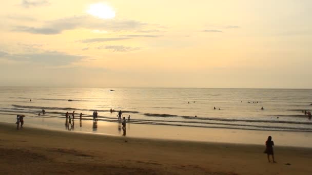 Salida del sol en la playa — Vídeo de stock