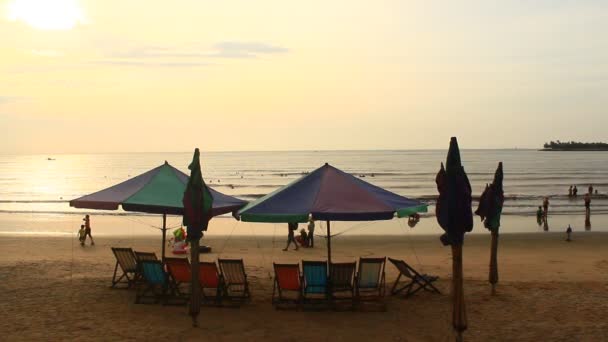 Схід сонця на пляжі — стокове відео
