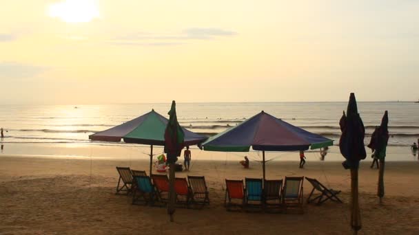 Salida del sol en la playa — Vídeo de stock