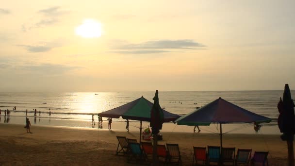 Nascer do sol na praia — Vídeo de Stock