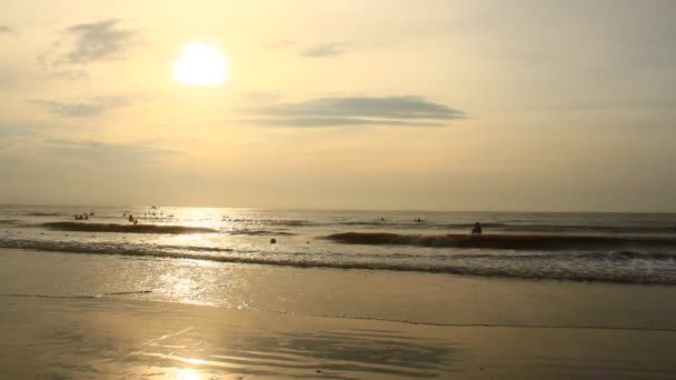 Lever de soleil sur la plage — Video