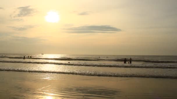 Salida del sol en la playa — Vídeos de Stock