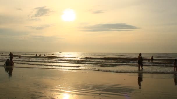 Soluppgång på stranden — Stockvideo