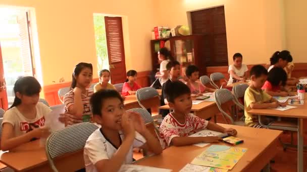 Niños leyendo en la biblioteca — Vídeo de stock