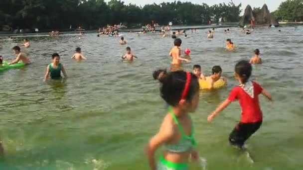 Hanoi, Vietnam, 1. Mai 2015: Menschen, die im Pool baden — Stockvideo