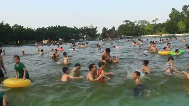 Hanoi, Vietnam, 1. Mai 2015: Menschen, die im Pool baden — Stockvideo