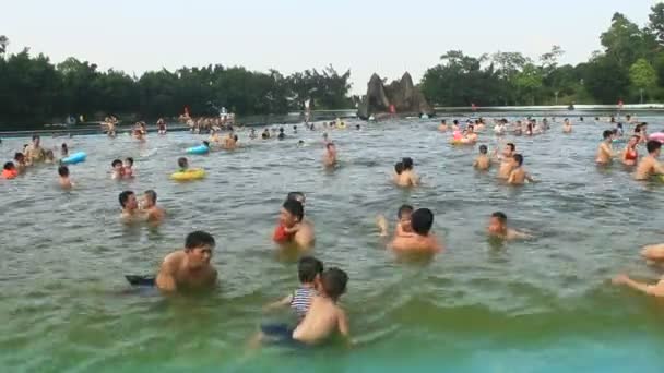 Hanoi, Vietnam, 1. Mai 2015: Menschen, die im Pool baden — Stockvideo