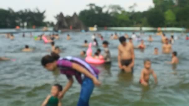 Hanoi, Vietnam, 1. Mai 2015: Menschen, die im Pool baden — Stockvideo