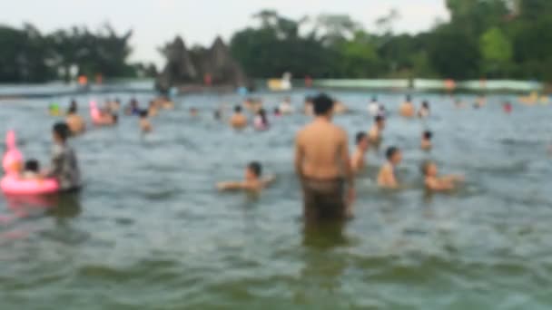 Hanoi, Vietnam, 1. Mai 2015: Menschen, die im Pool baden — Stockvideo