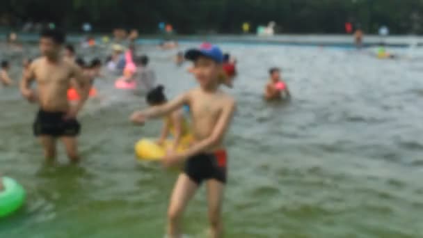 Hanoi, Vietnam, május, 1, 2015-re: Emberek, fürdőzés medencében — Stock videók