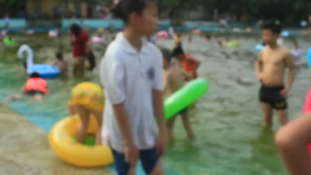 2015 年 5 月 1 日，越南河内: 人们沐浴在游泳池 — 图库视频影像