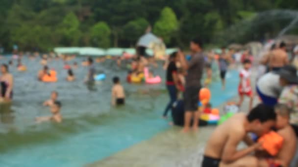 Hanoi, Vietnam, 1 maggio 2015: Persone che fanno il bagno in piscina — Video Stock