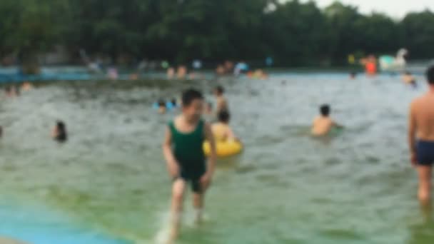 Hanoi, Vietnam, 1. Mai 2015: Menschen, die im Pool baden — Stockvideo