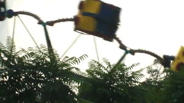 Vliegen met Merry-go-round over de bomen — Stockvideo