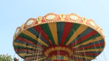 Ağaçlar üzerinde atlı karınca ile uçan.